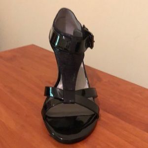 BANDOLINO MAN MADE MATERIAL PATENT LEATHER SANDALS